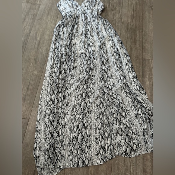 🌸BOUTIQUE snake print dress ✨ - Picture 7 of 8